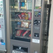 駅構内にあるブルボンの自販機。これも新潟ならでは。