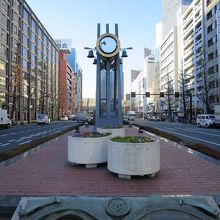 「平和の鐘」前に到着、手前は「ヤン・ヨーステン記念碑」です