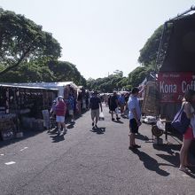 外周をぐるっとテントが並びます