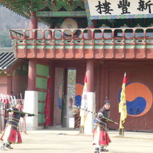 華城行宮前ではイベントをやっていました