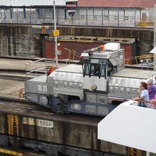 運河通航中、船舶を牽引する川崎重工製の機関車