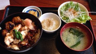 美味しく焼き鳥丼を「串若」～田町～