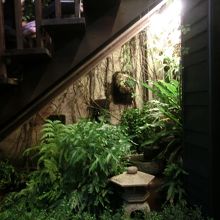 階段下には灯篭があって、日本の庭のようです。