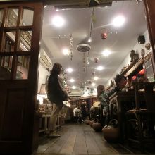 階段を登ったところの左右に部屋があります。