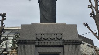 台座の上に、大石内蔵助良雄の立像があります