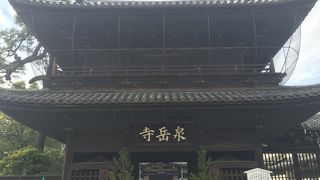 歴史を感じる堂々とした山門