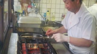 築地場外の江戸前の鰻やは文句なしに旨い。