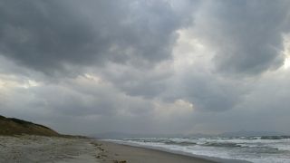 でかい砂丘に恐怖と強風を感じる