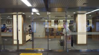 改札口を出てすぐ