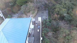 狭い階段を登ります。