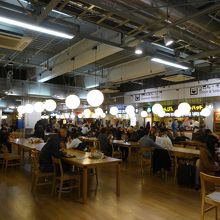 広くて便利なフードコート