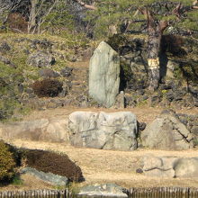 中の島の妹山背山の間にある玉笹石です。子孫繁栄を祈る石です。