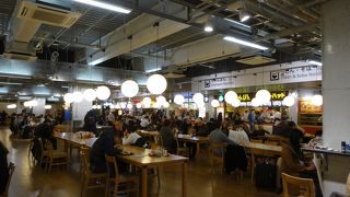 広いフードコート