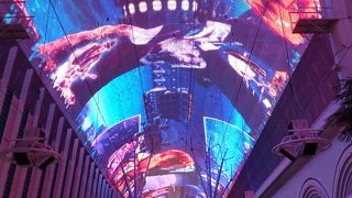 夜に訪れたほうがいいです。