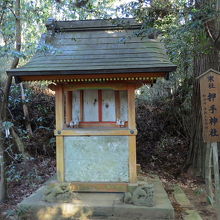 要石の傍にある末社・押手神社