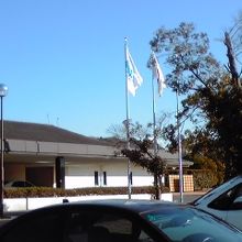 駐車場から玄関まで広々