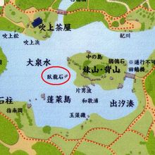 臥龍石は、中の島の西側にあり、水面から少し出ている石です。