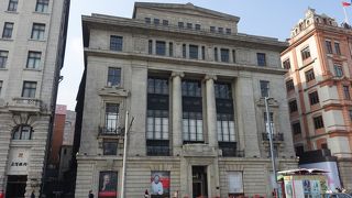 正面の円柱は見ごたえがあります