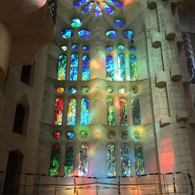 朝日に照らされたステンドグラスの光が幻想的