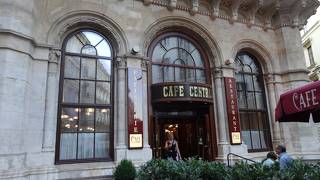 老舗のカフェだけあり、混んでます