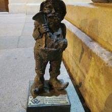 旧証券取引所そばにある「株式仲買人」の妖精像