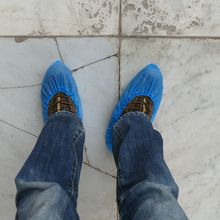 ガーマに入るには靴を脱ぐか、このカバーが必要