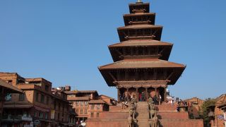 トウマディー広場のランドマーク