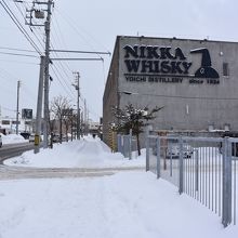 雷電街道から見たニッカ余市蒸留所