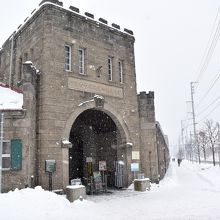 JR余市駅からすぐの場所にあるニッカ余市蒸留所