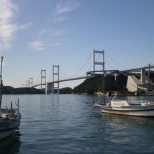 青い空と白い橋と穏やかな海、絵になりますねぇ。