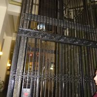 旧式エレベータ（現在も使われている）