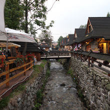 通りのすぐ脇を川が流れています