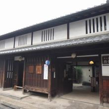 格子が特長の外観。