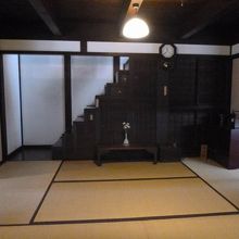 中の間にある箱階段。