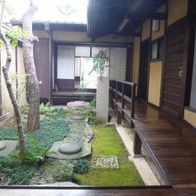 中庭の向こうが離れ。