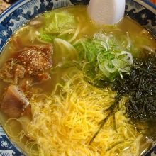 奄美鶏飯ラーメンです。あっさりしてて美味しかったです。