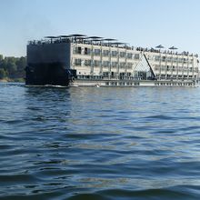 フルーカを追い越していくビルのような巨大クルーズ船