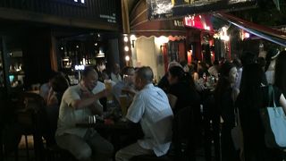 barが立ち並ぶ通り