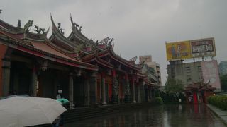 いつもたくさんの参拝客がいます