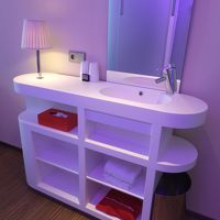 むき出しの洗面所がユニーク