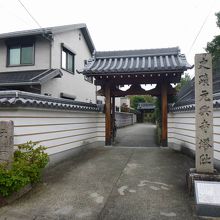 元興寺塔跡入口の門。