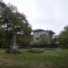 礎石が残るのみ。