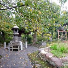 小さなお堂が建つ境内。