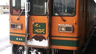 ストーブ列車利用客の為か一般の普通列車も利用客多い