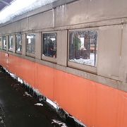 レトロ感あふれる津軽鉄道の観光客向け列車