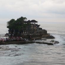 満ち潮で　島になりつつある　タナロット寺院