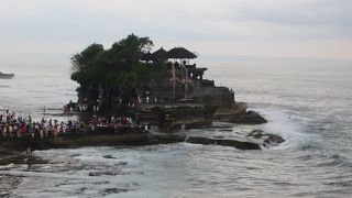 夕日が期待できる日に訪れたいタナロット寺院