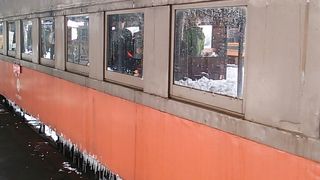 レトロ感あふれる津軽鉄道の観光客向け列車