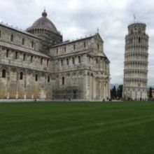 隣の大聖堂の方が圧巻です