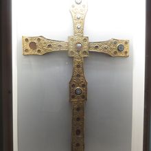 展示されていた宝石が組み込まれた十字架